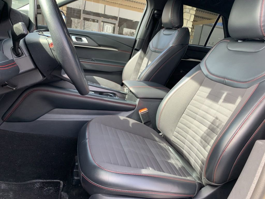 Used 2025 Ford Explorer ST-Line w/ ST-Line Street Pack AWD/4WD image 10