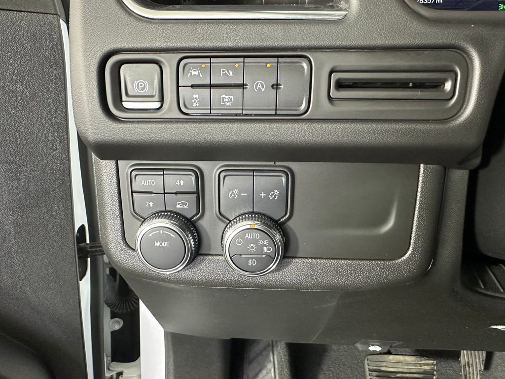 Used 2024 GMC Yukon SLT w/ SLT Luxury Package image 15