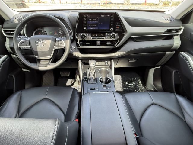 Used 2022 Toyota Highlander XLE image 11