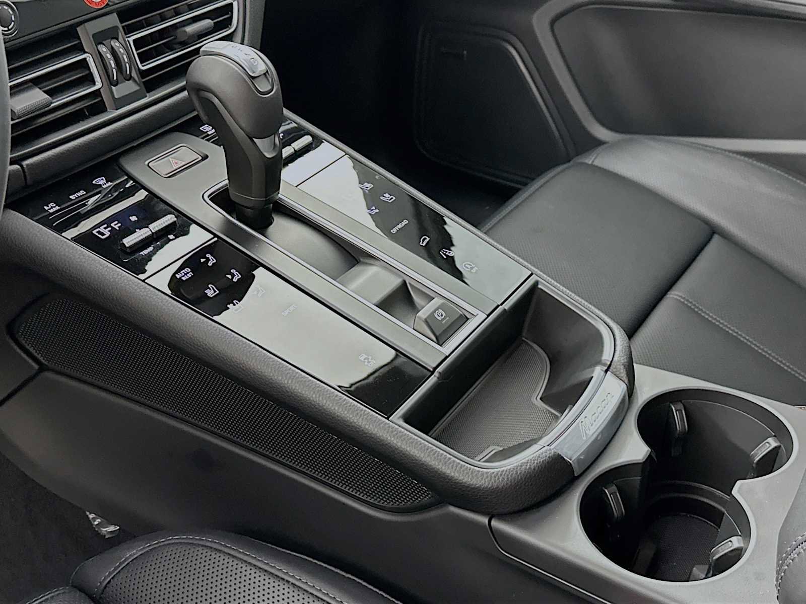 Certified 2025 Porsche Macan AWD/4WD image 20