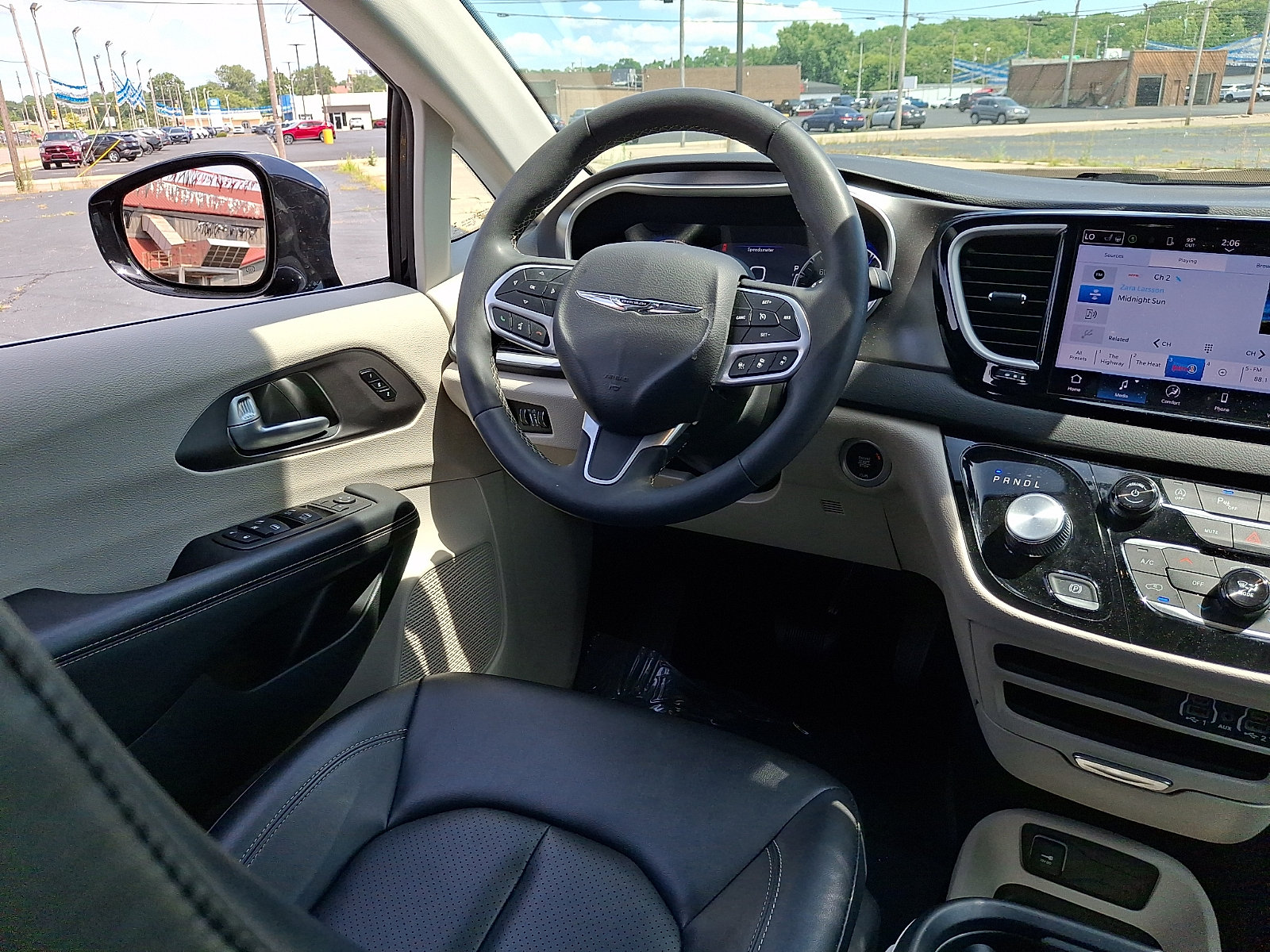 Used 2024 Chrysler Pacifica Touring-L FWD image 24