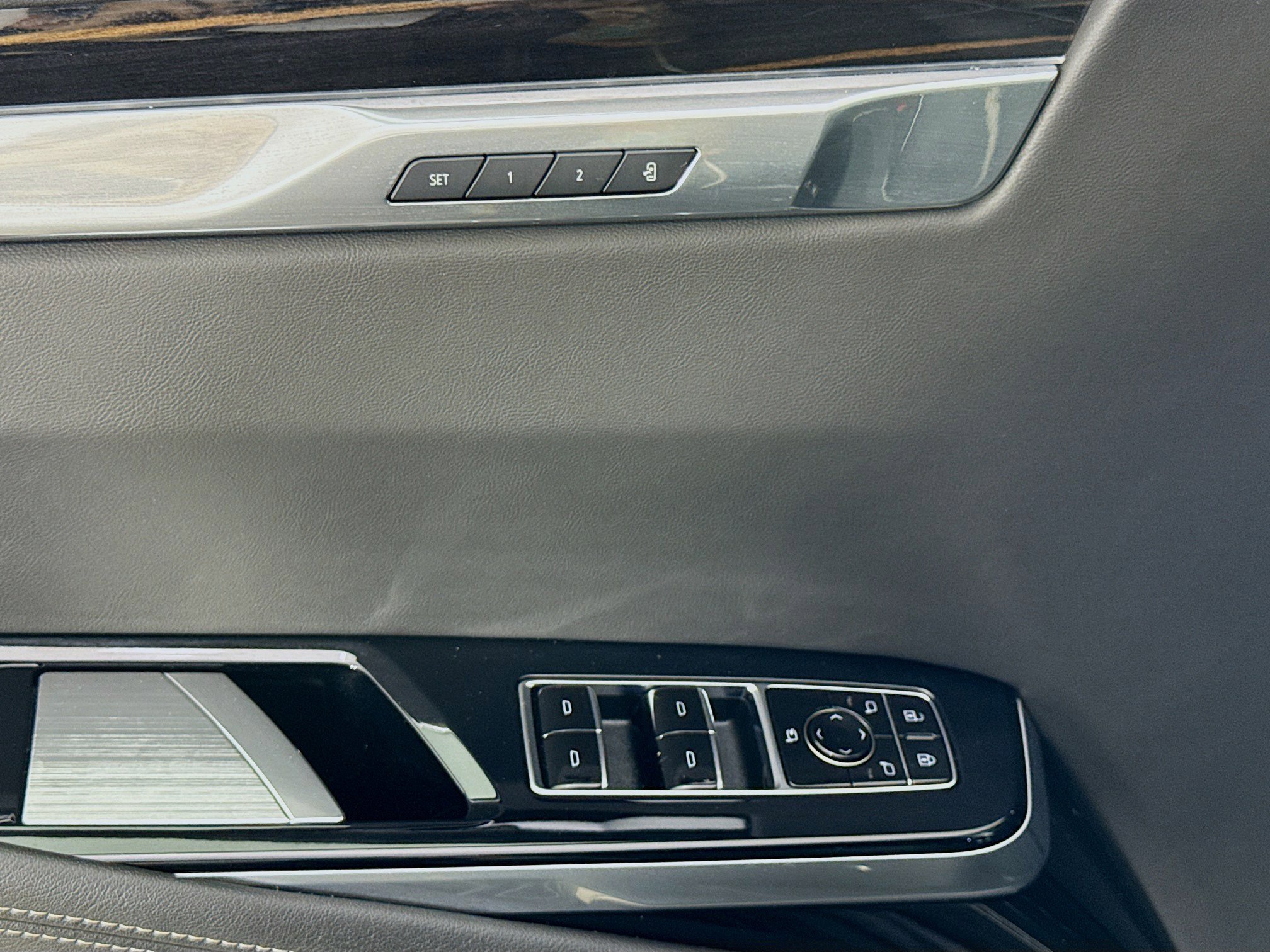 Used 2025 Cadillac Escalade ESV Premium Luxury image 18