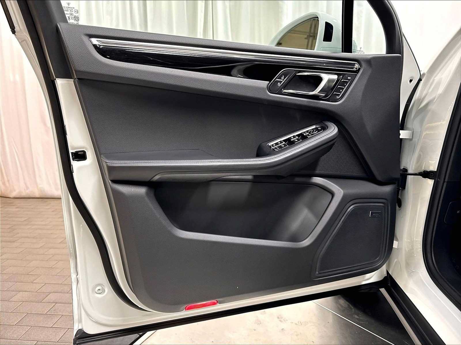 Used 2026 Porsche Macan AWD/4WD image 25