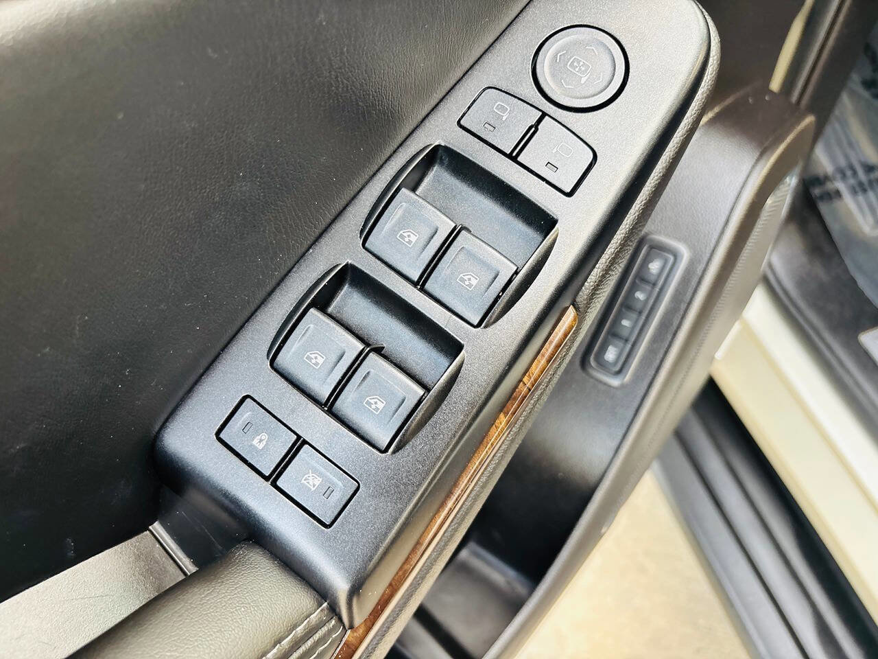 Used 2016 Chevrolet Suburban LT image 34