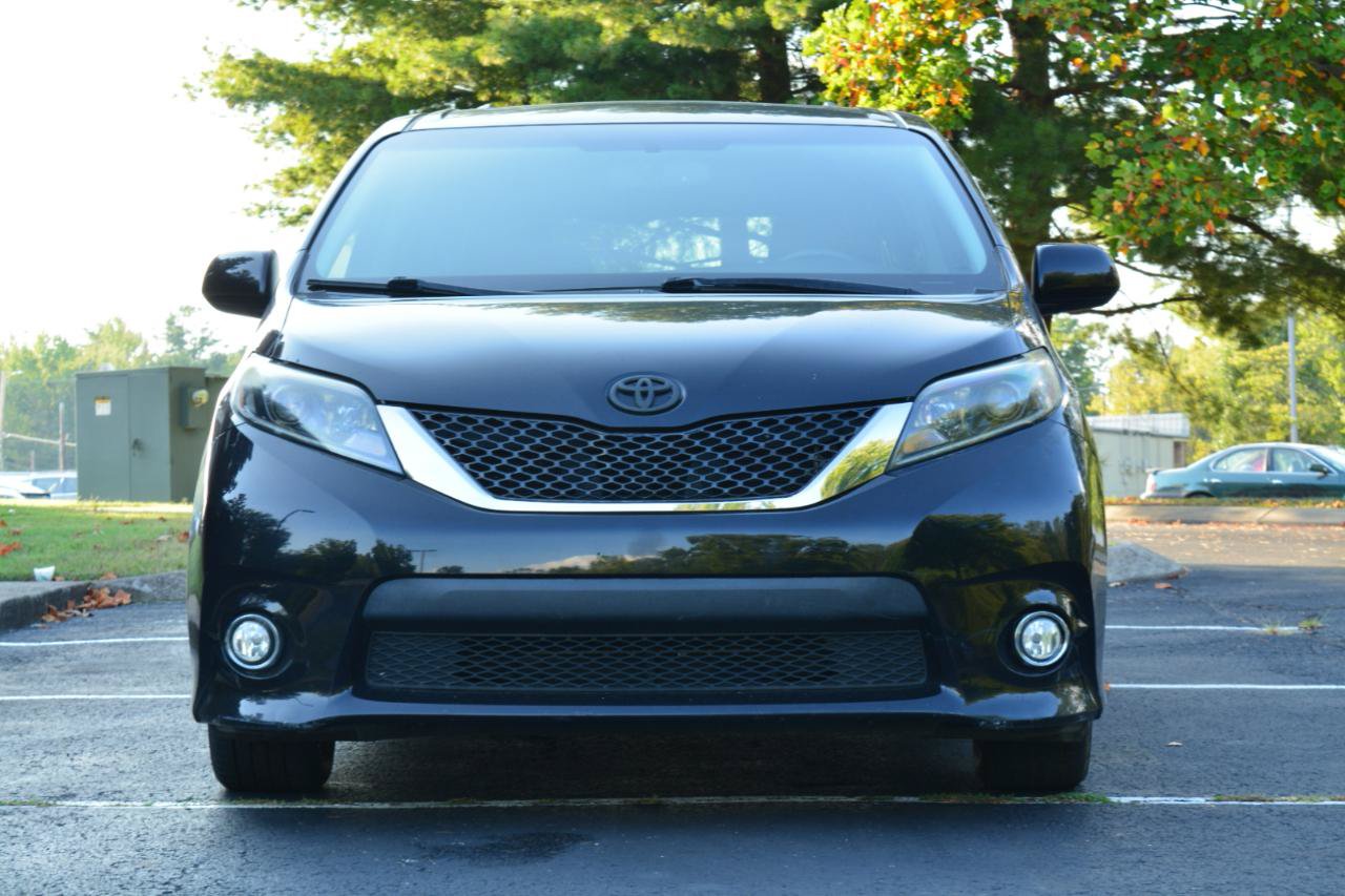 Used 2015 Toyota Sienna SE FWD image 2