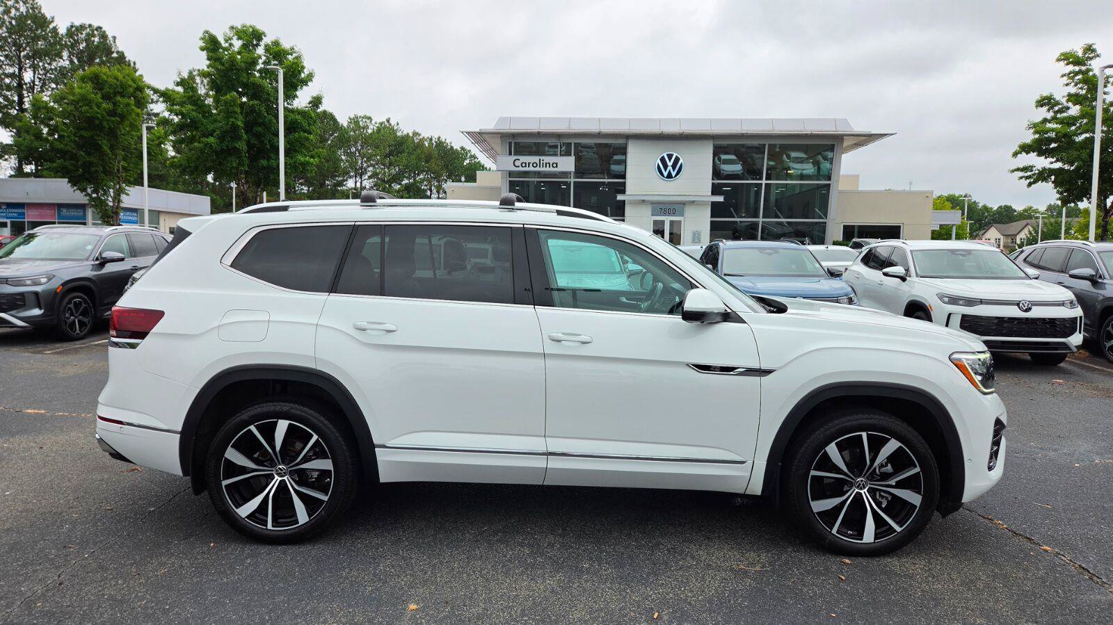 Used 2024 Volkswagen Atlas SEL Premium R-Line AWD/4WD image 7