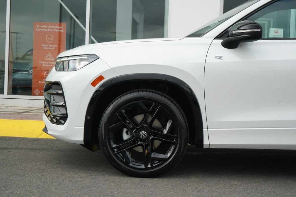 New 2026 Volkswagen Tiguan SE R-Line FWD image 2