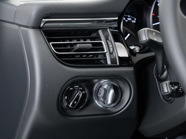Certified 2025 Porsche Macan AWD/4WD image 12
