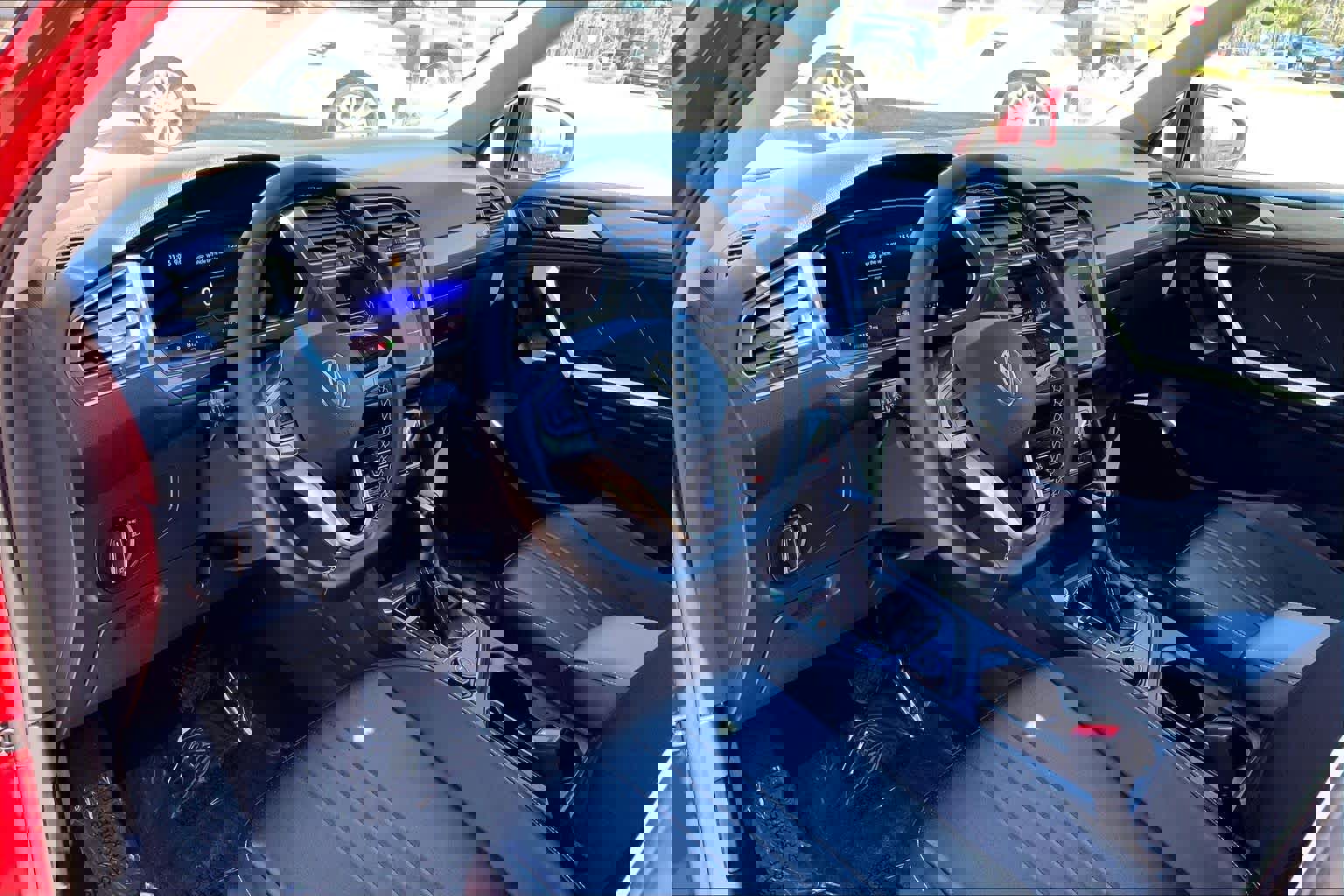 Used 2024 Volkswagen Tiguan SE w/ Panoramic Sunroof Package AWD/4WD image 17