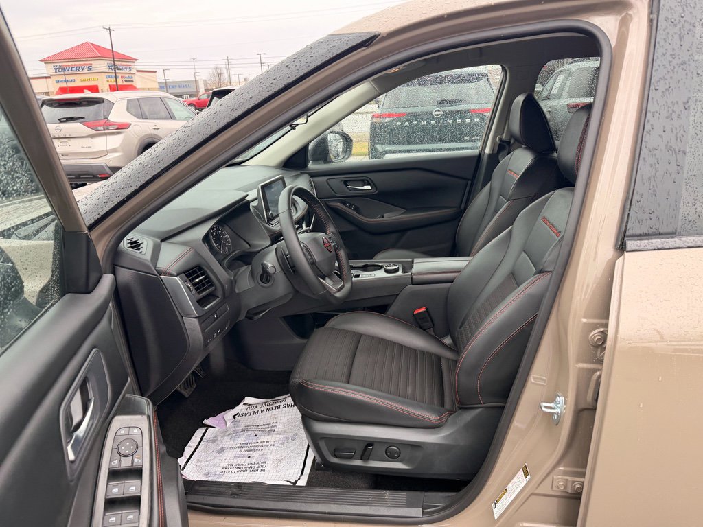 Used 2025 Nissan Rogue SV image 6