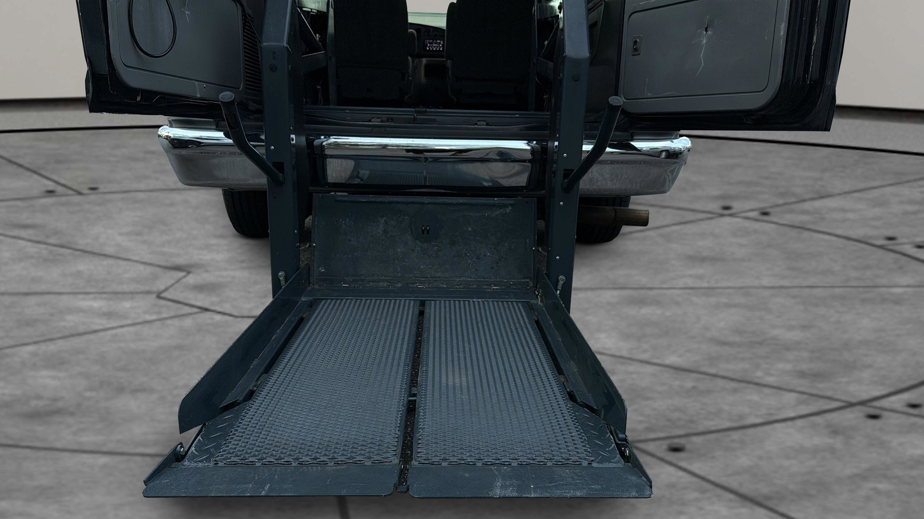 Used 2006 Ford E-150 and Econoline 150 Wagon image 2