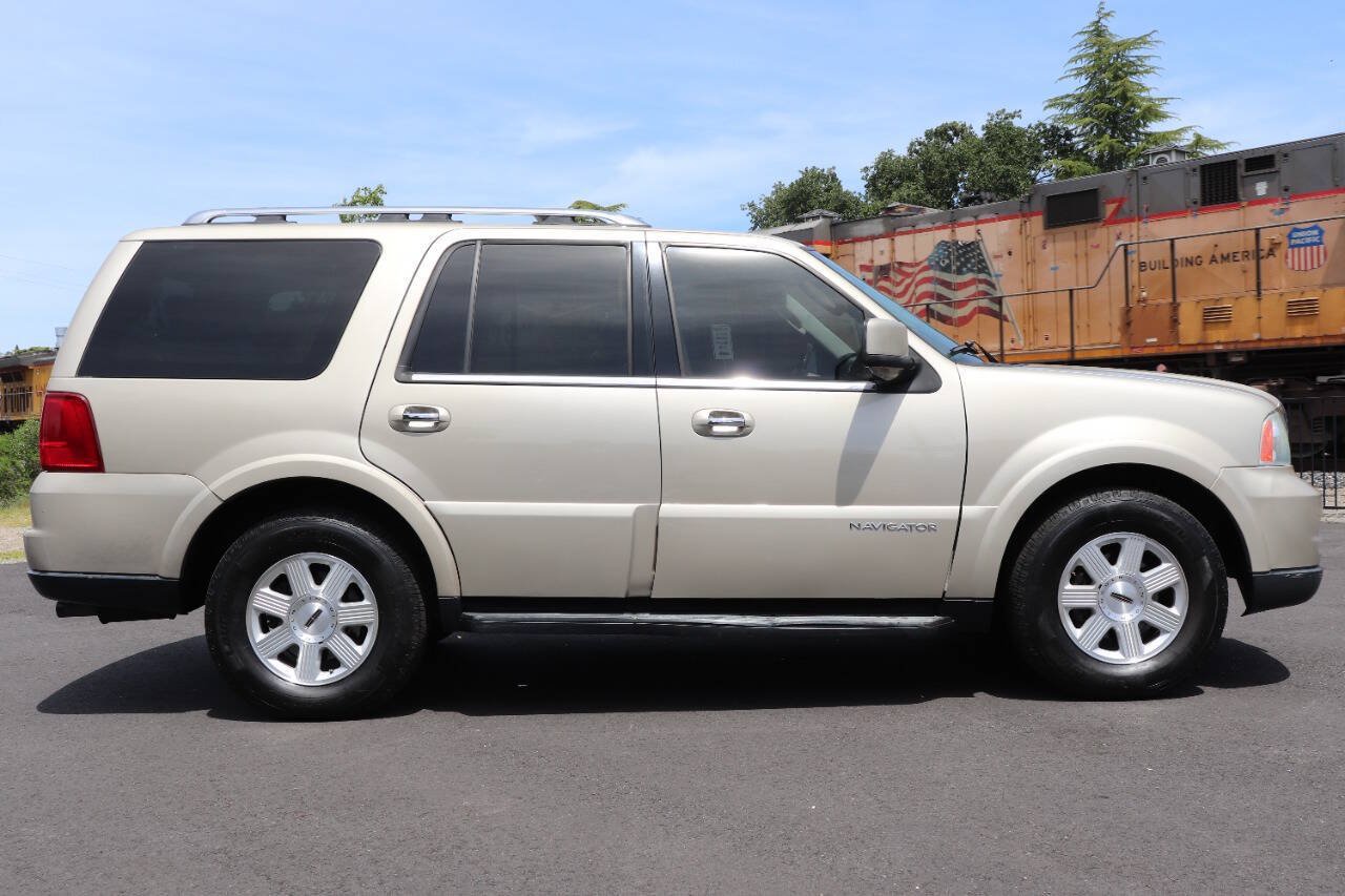 Used 2006 Lincoln Navigator Luxury RWD image 10