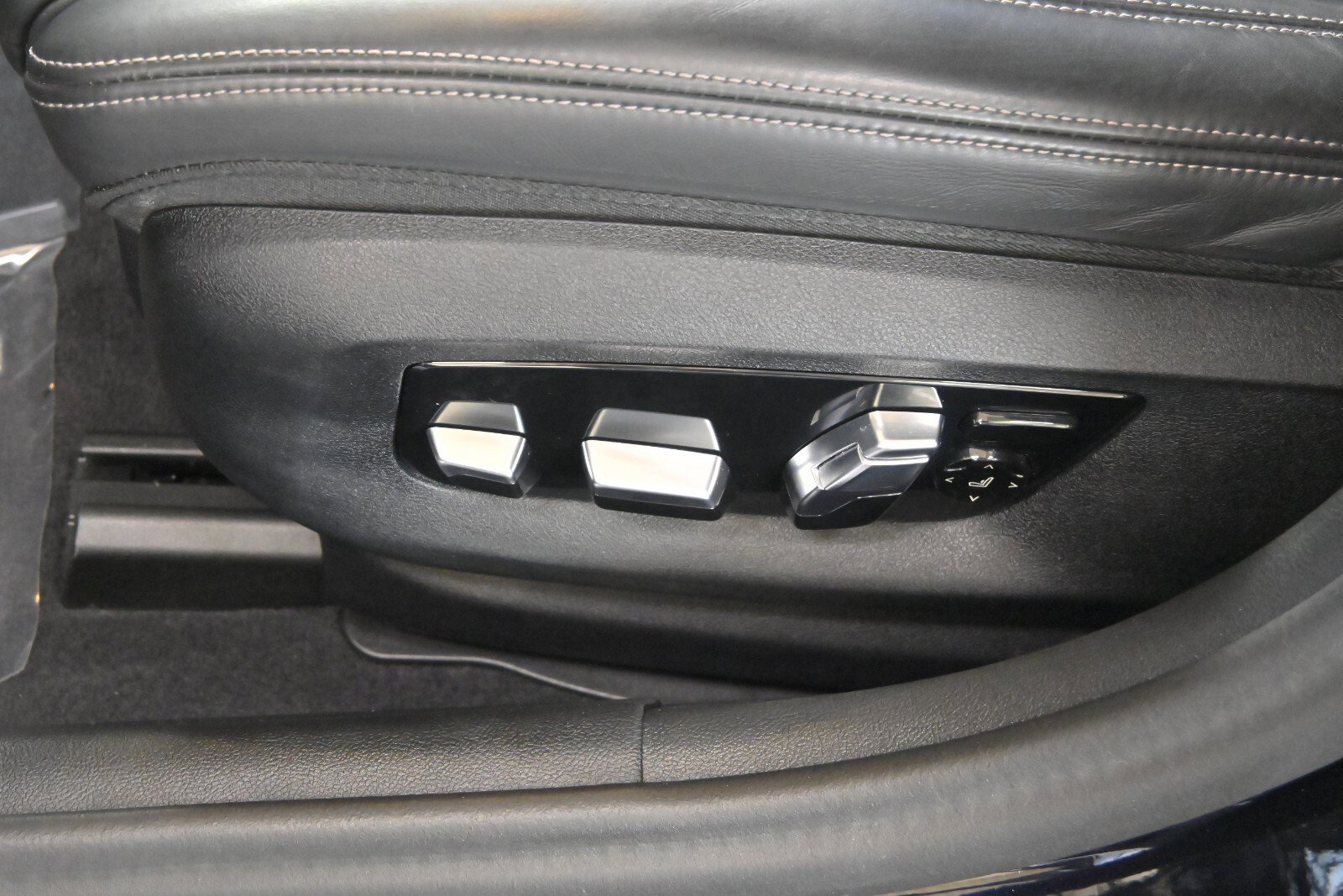 Used 2023 BMW M550i xDrive w/ Executive Package image 11