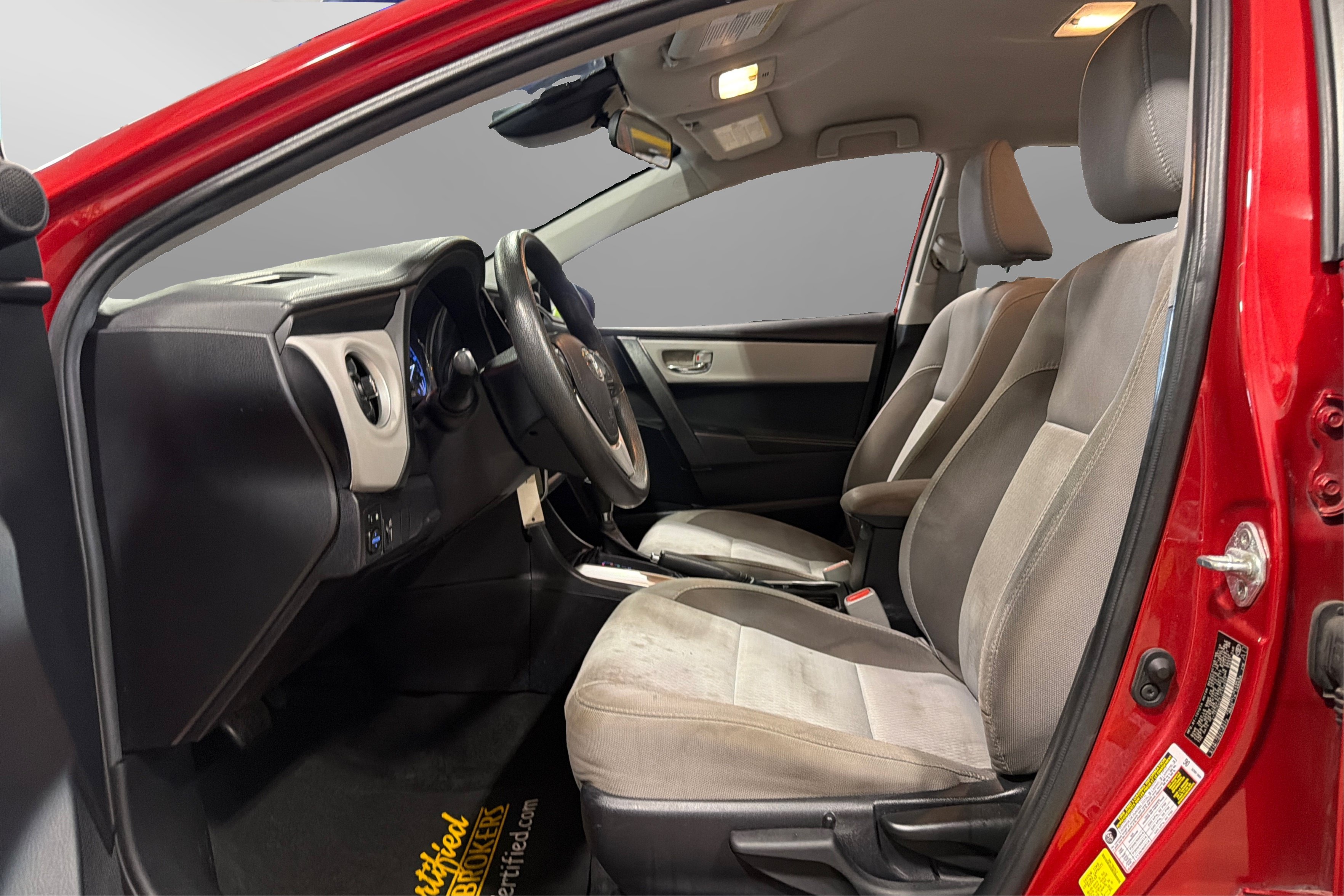 Used 2018 Toyota Corolla LE FWD image 17
