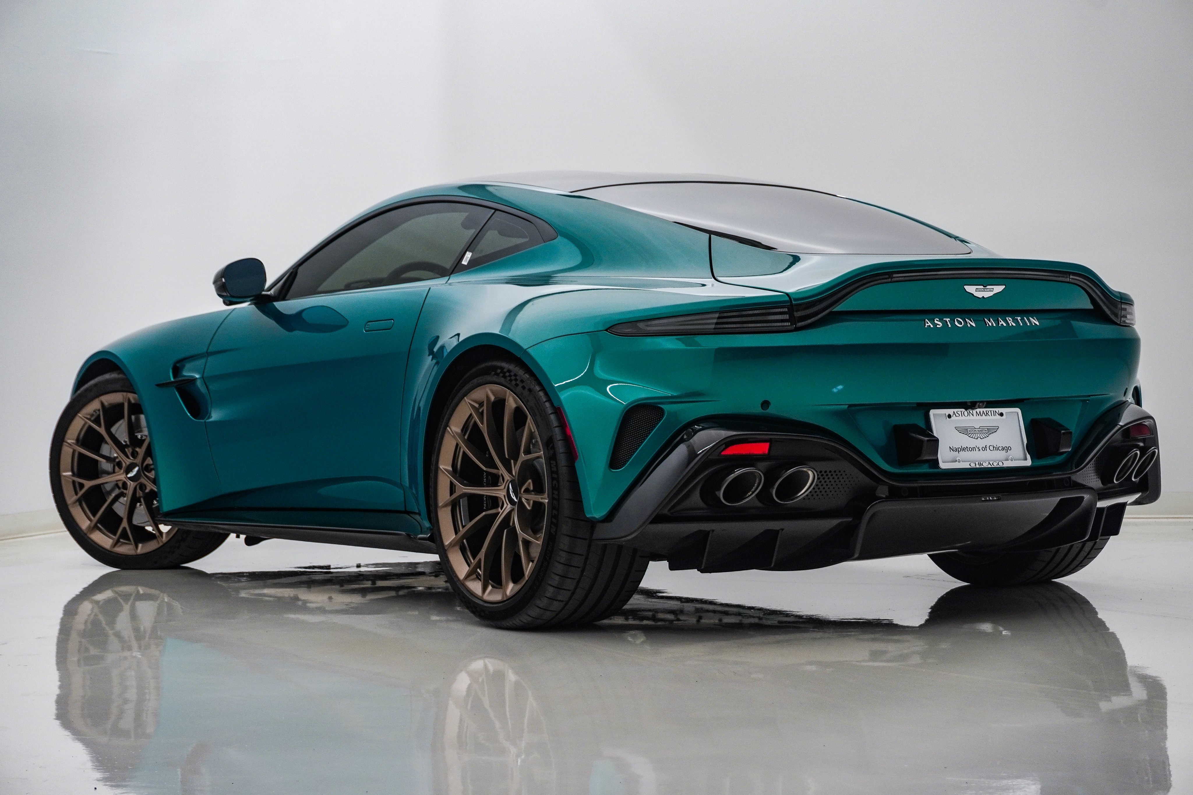Used 2025 Aston Martin V8 Vantage Coupe RWD image 8