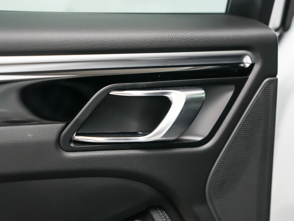 Certified 2024 Porsche Macan AWD/4WD image 14