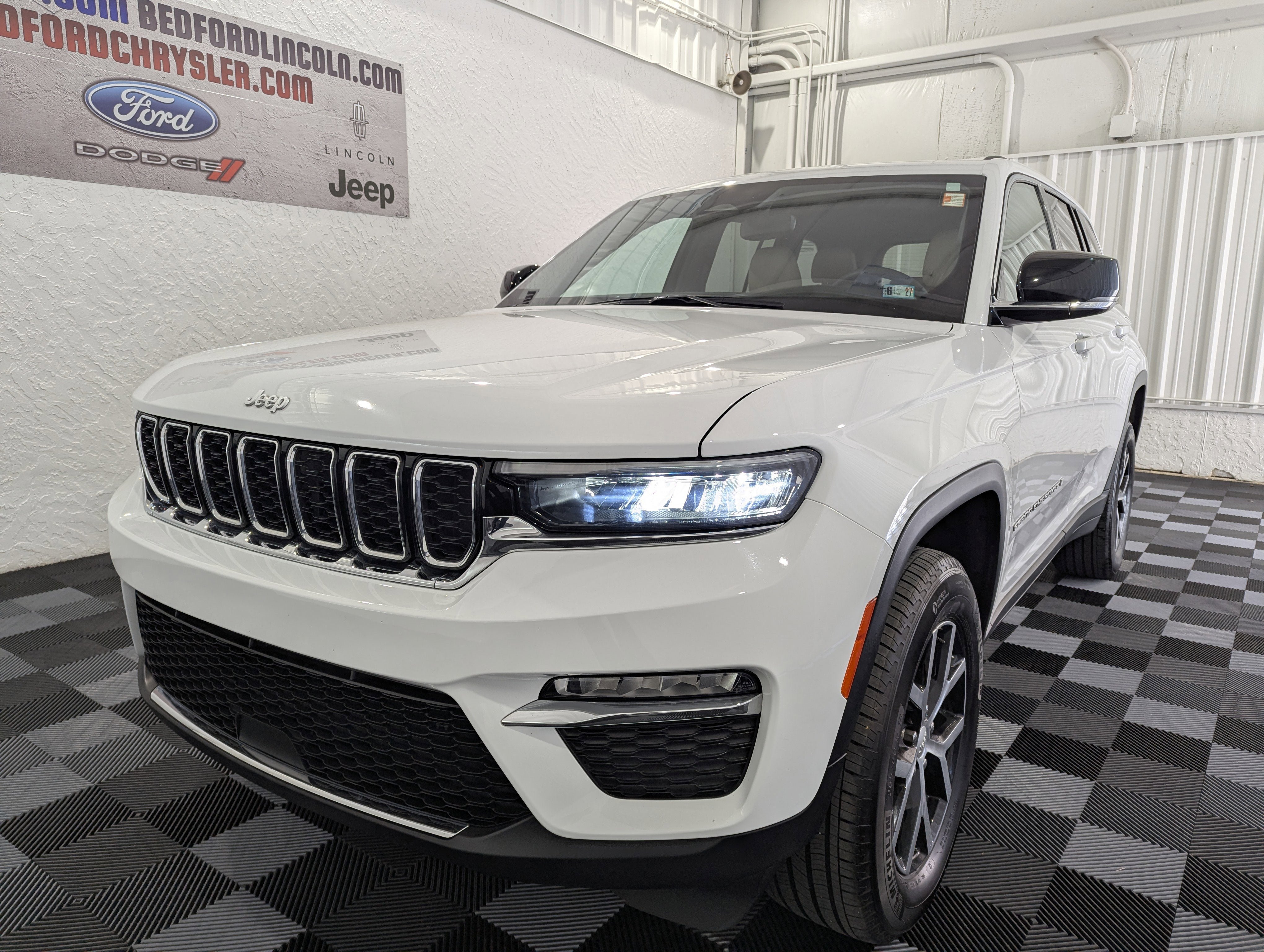 Used 2024 Jeep Grand Cherokee Limited image 3