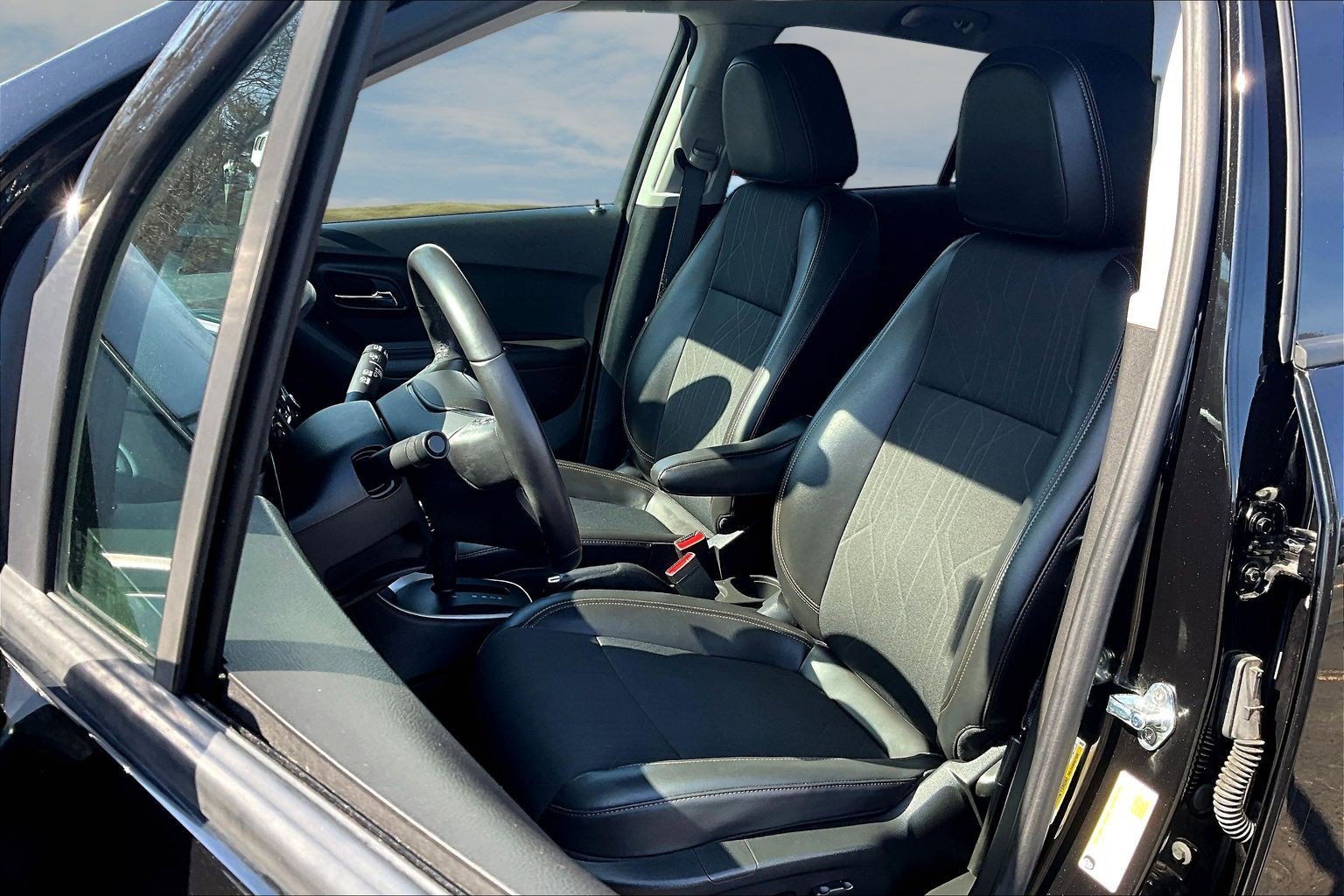 Used 2022 Chevrolet Trax LT w/ LT Convenience Package image 13