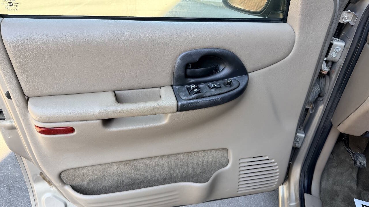 Used 2003 Chevrolet Venture LS w/ Convenience Package FWD image 9