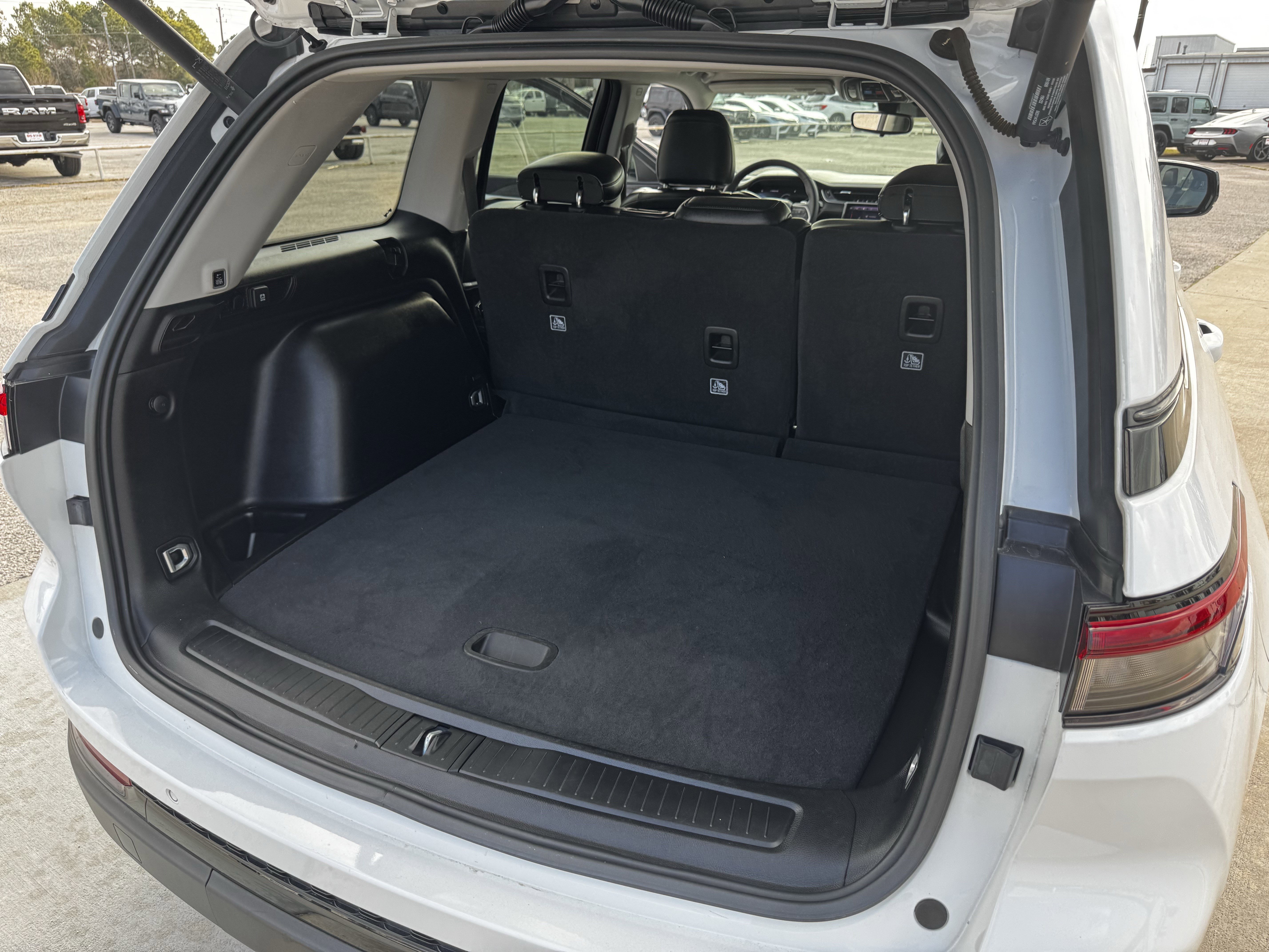 Used 2023 Jeep Grand Cherokee Limited w/ Black Appearance Package image 32