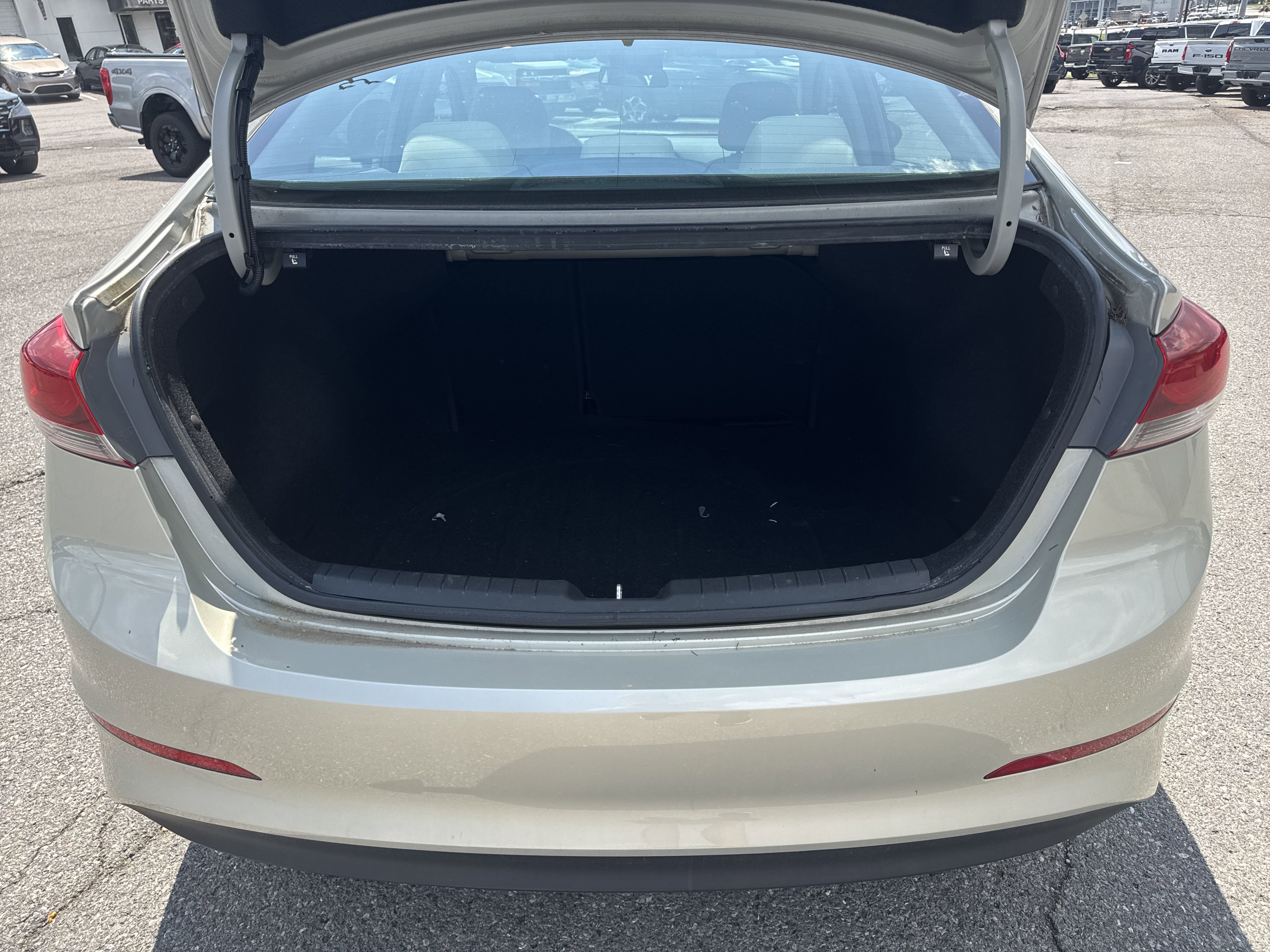 Used 2017 Hyundai Elantra SE image 5