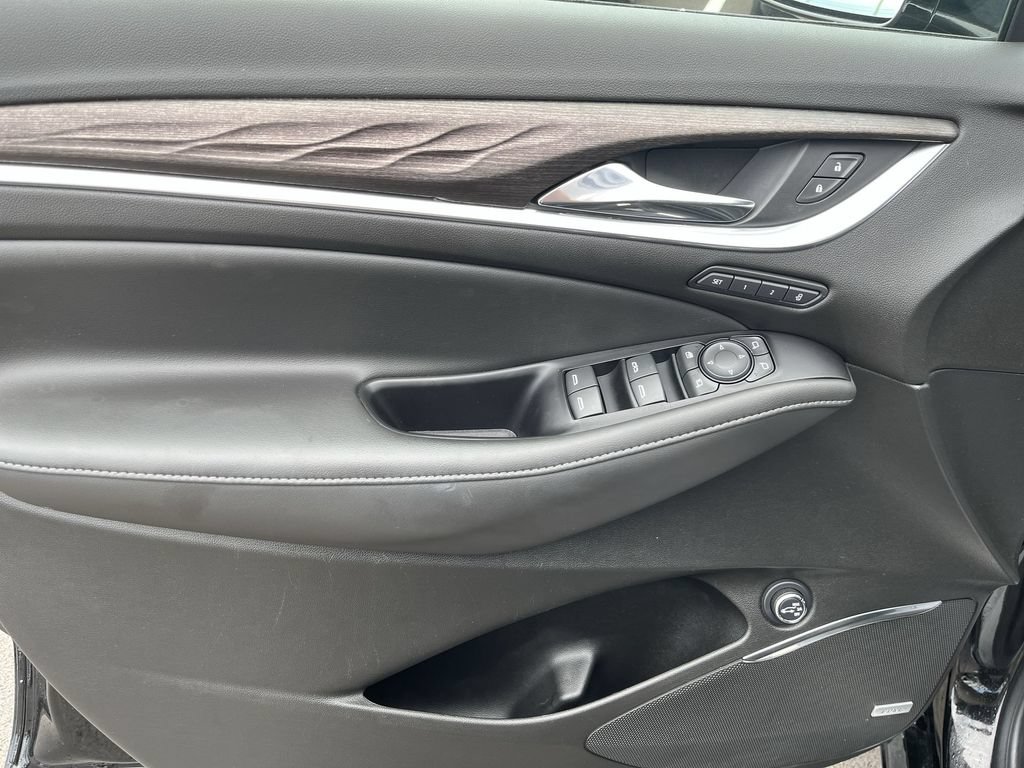 Used 2023 Buick Enclave Avenir w/ Avenir Technology Package AWD/4WD image 15
