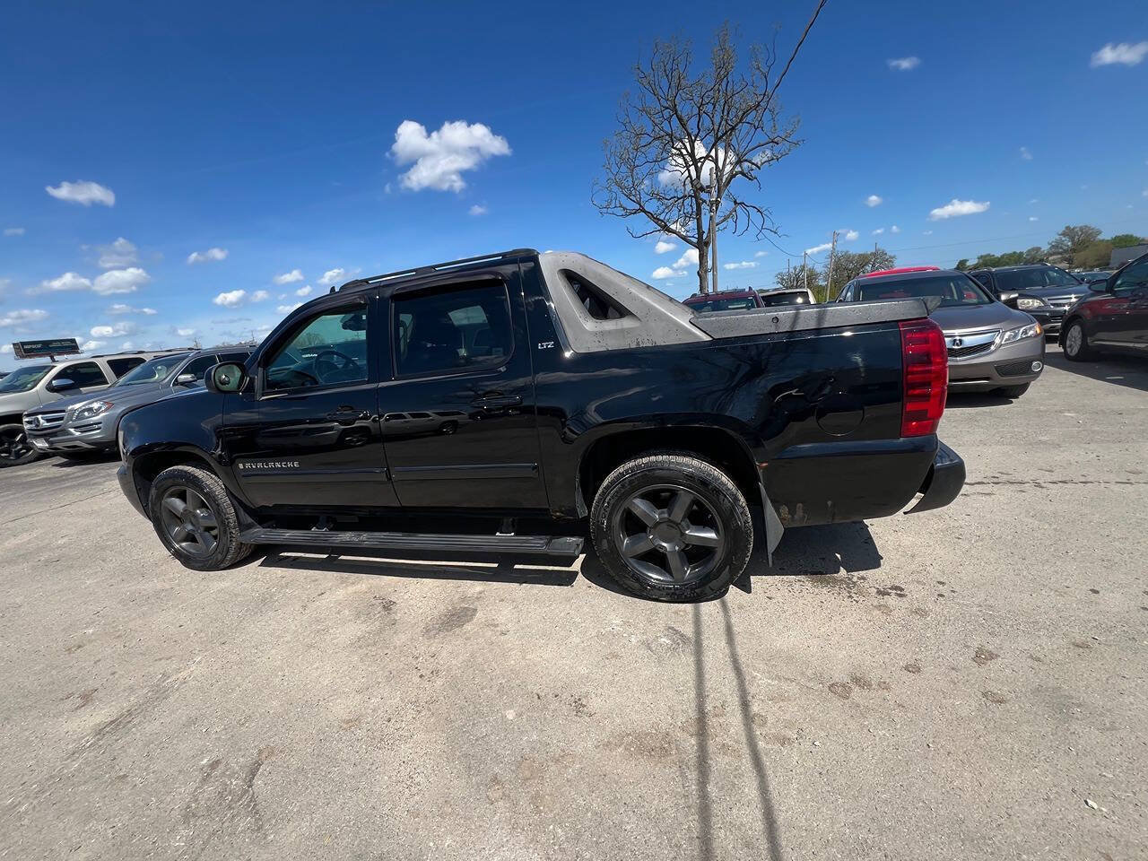 Used 2007 Chevrolet Avalanche LTZ w/ LTZ Preferred Equipment Group AWD/4WD image 8