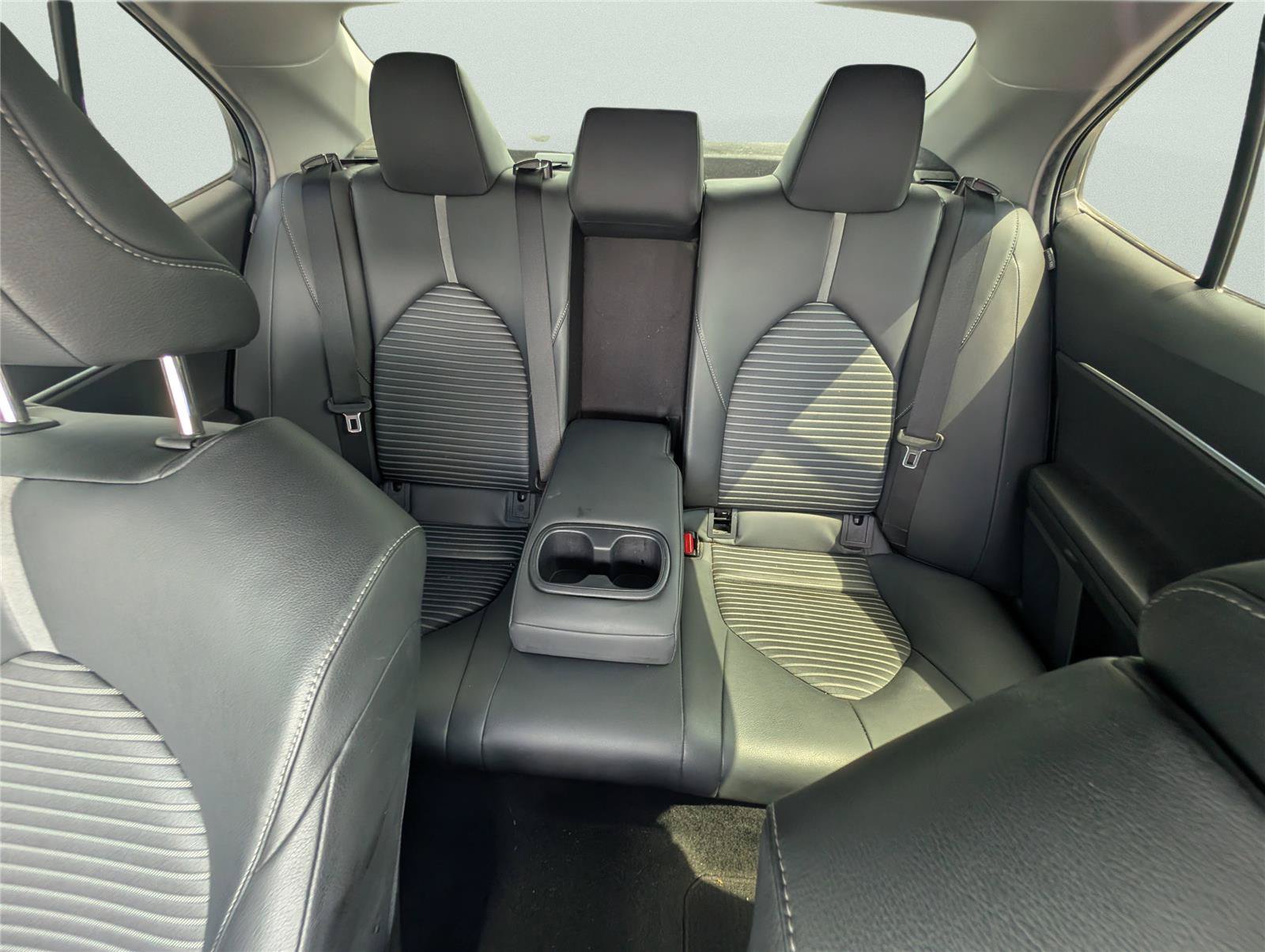 Used 2018 Toyota Camry SE w/ Convenience Package FWD image 32