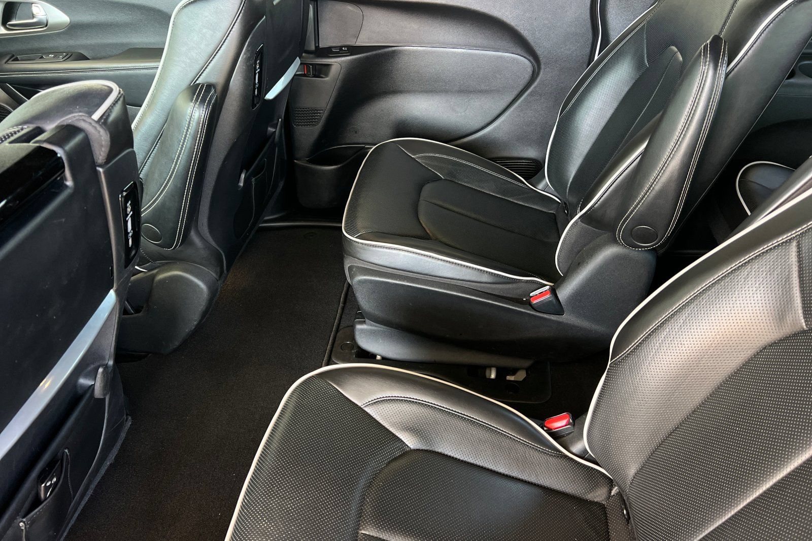 Used 2022 Chrysler Pacifica Limited w/ Uconnect Theater Family Group FWD image 15