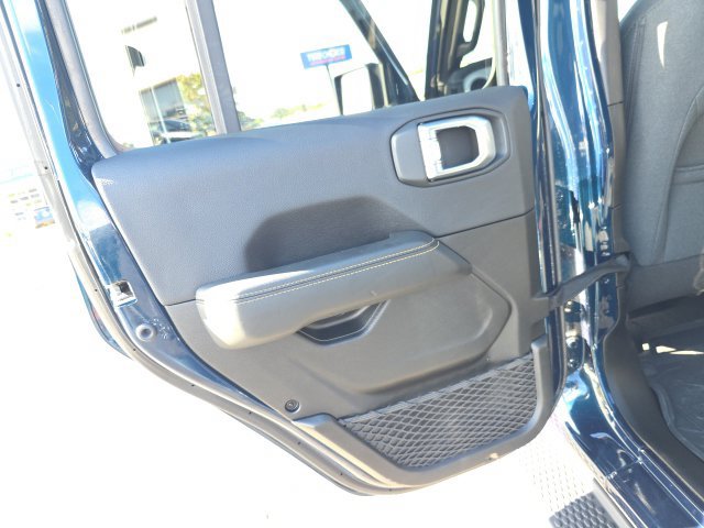 Used 2025 Jeep Wrangler Unlimited Sahara AWD/4WD image 29