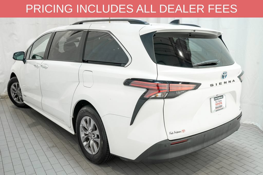 Used 2021 Toyota Sienna XLE FWD image 3