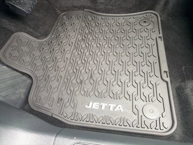 Certified 2025 Volkswagen Jetta SE w/ Sunroof Package image 18