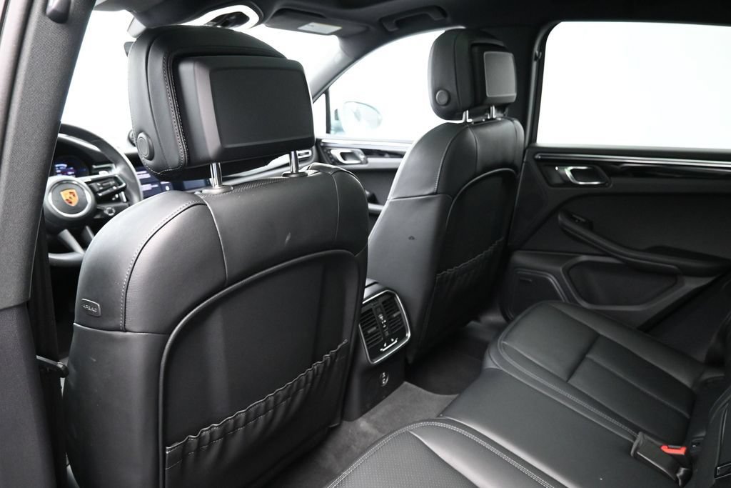 Certified 2026 Porsche Macan AWD/4WD image 8