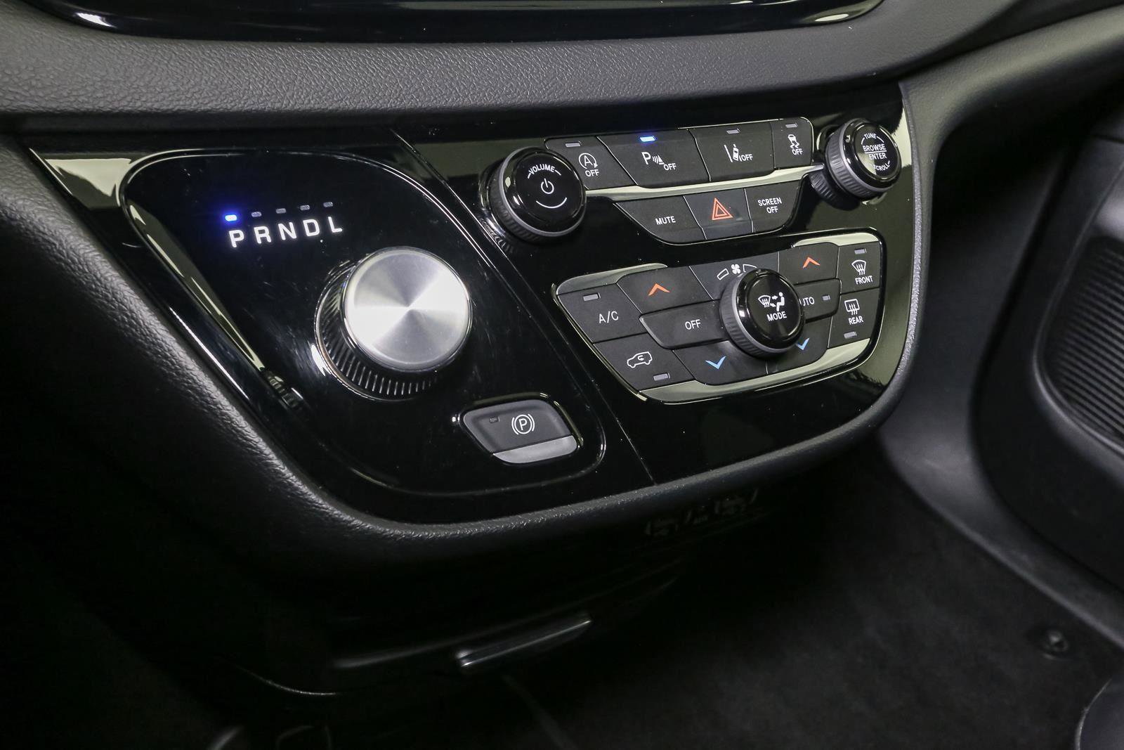 Used 2025 Chrysler Pacifica Select image 36