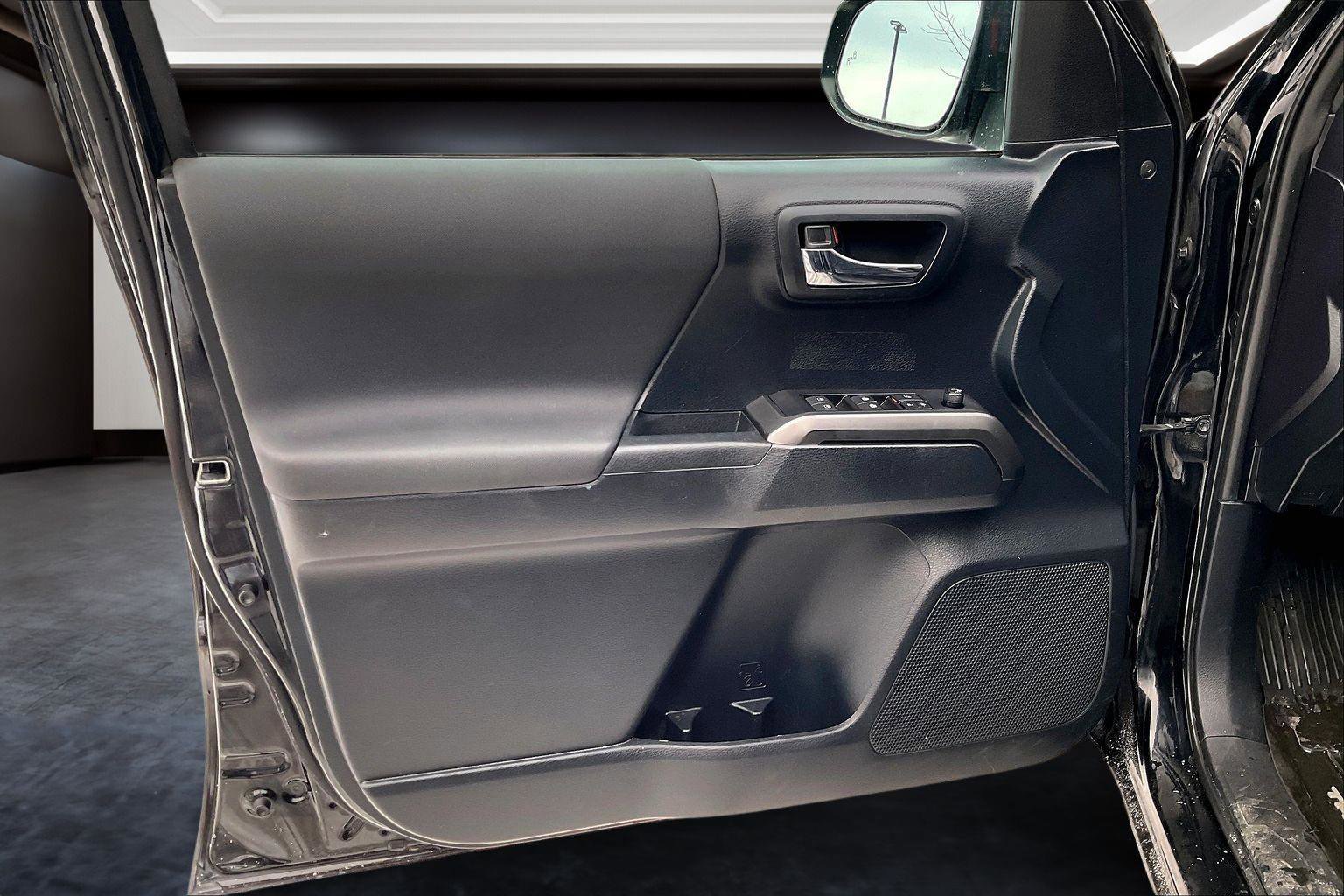 Used 2019 Toyota Tacoma TRD Off-Road image 18