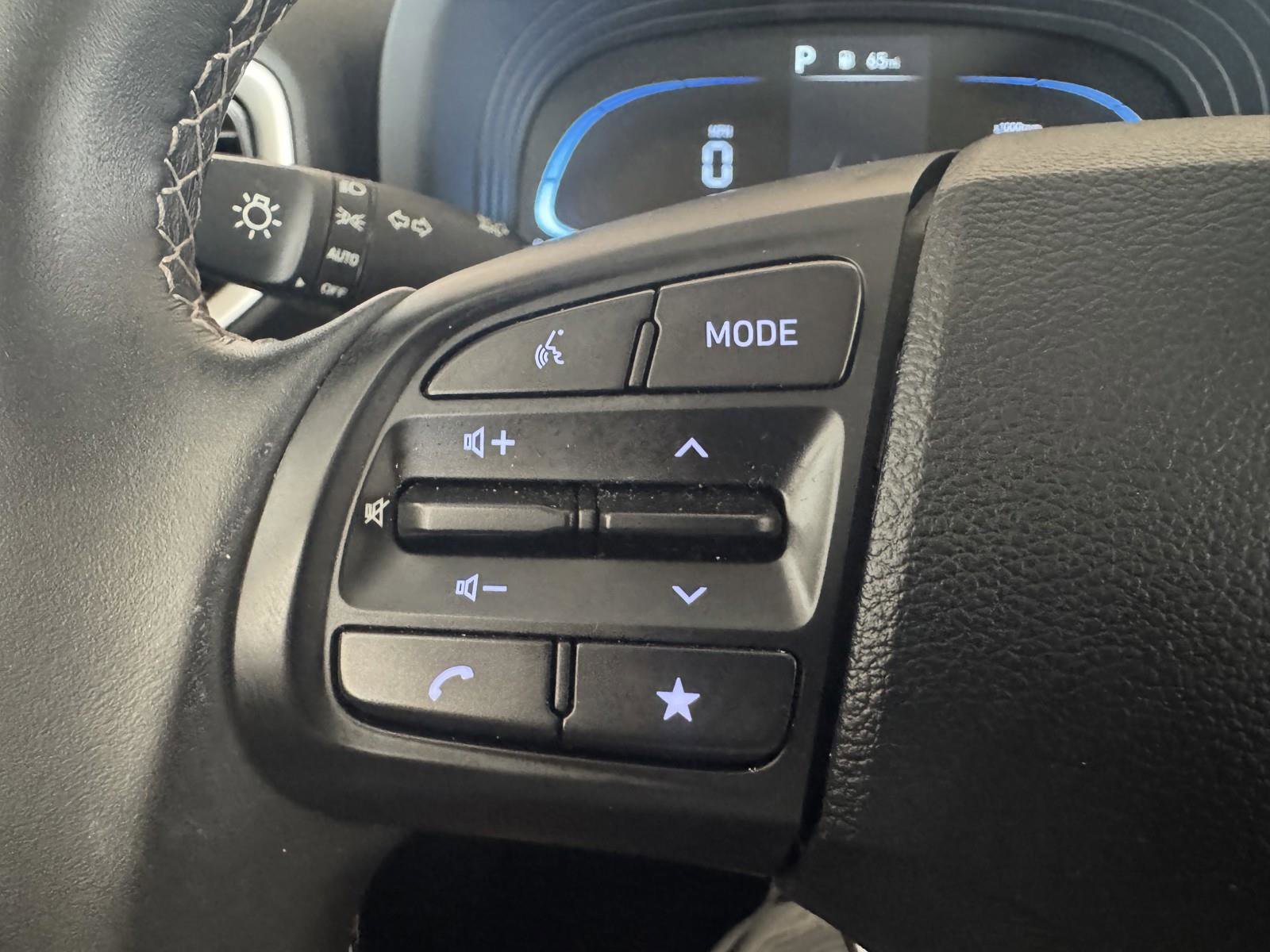 Used 2025 Hyundai Venue SEL image 19