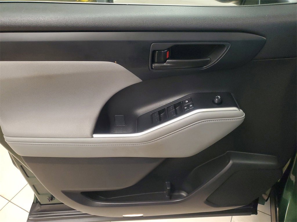 Used 2023 Toyota Highlander LE image 19