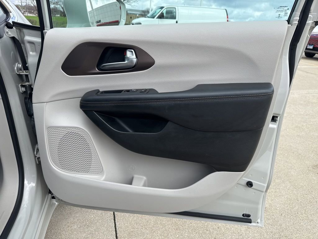 Used 2017 Chrysler Pacifica Touring-L image 19