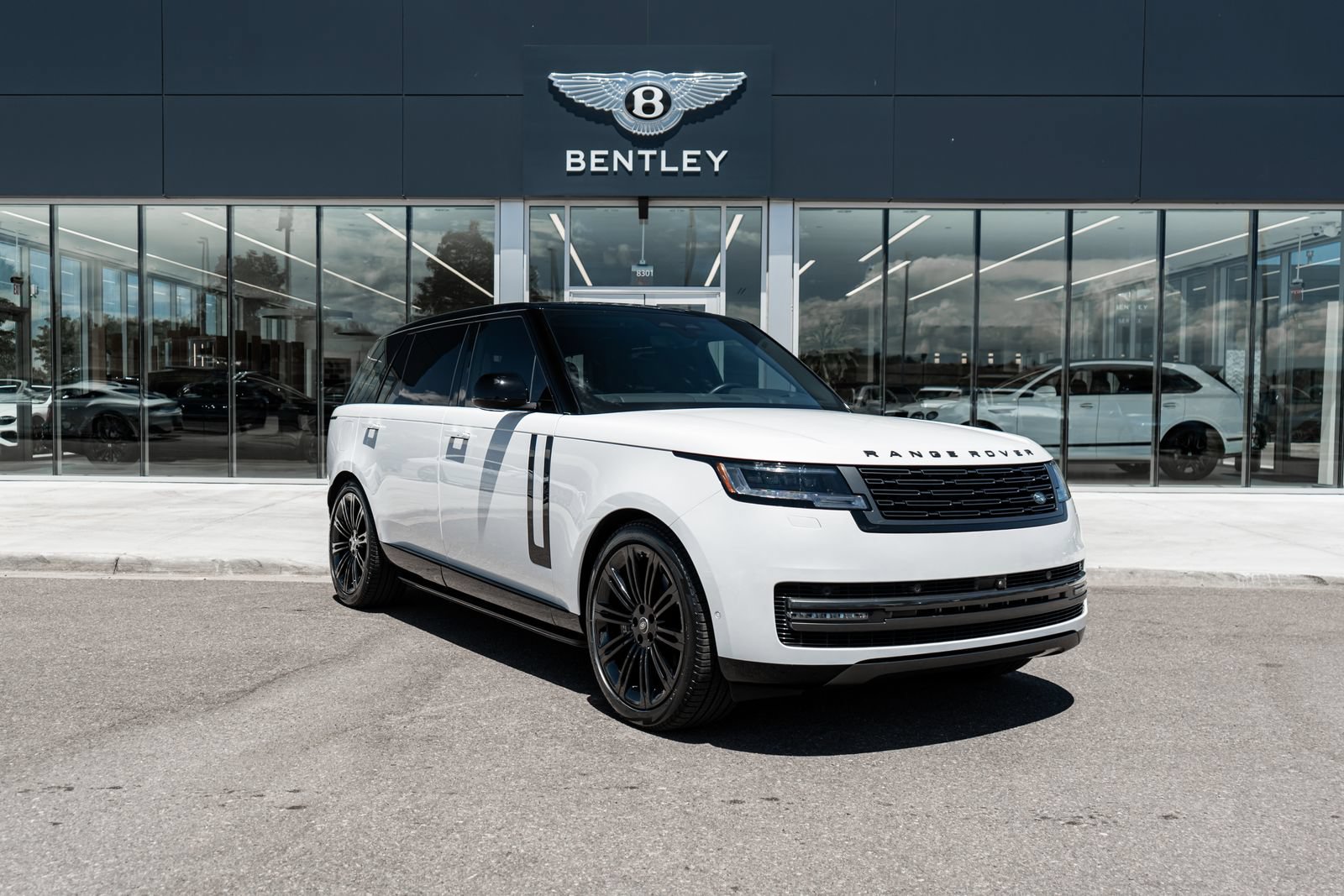 Used 2024 Land Rover Range Rover Long Wheelbase SE AWD/4WD image 17