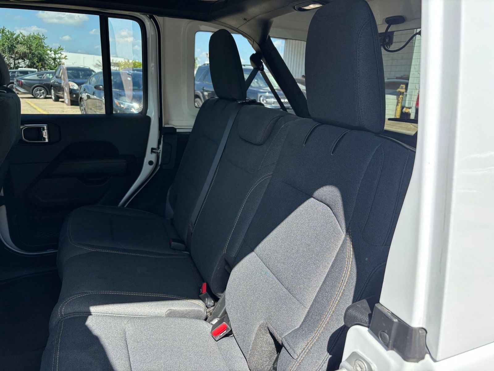 Used 2025 Jeep Wrangler Sahara image 36