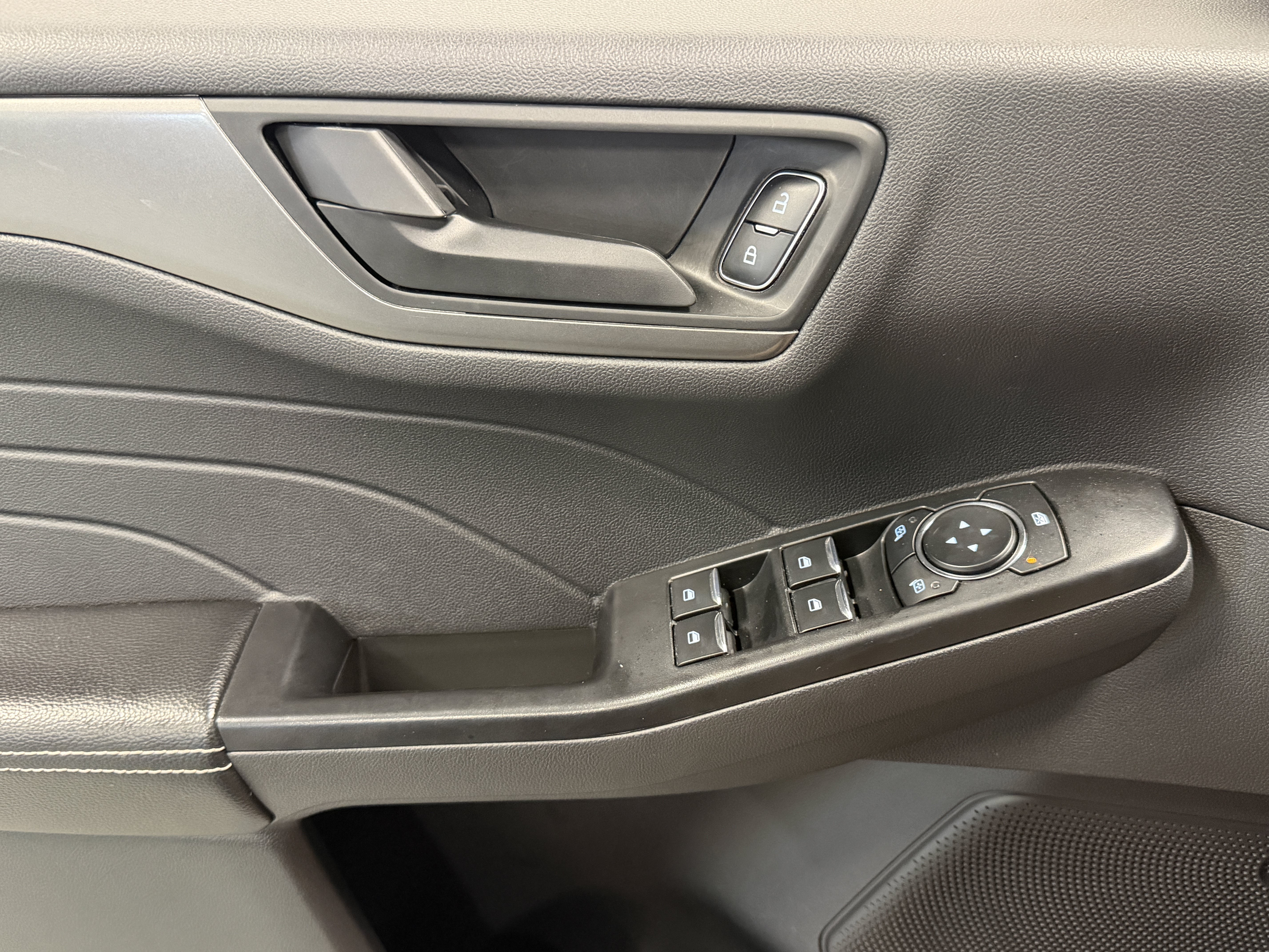 Used 2025 Ford Escape Active AWD/4WD image 16