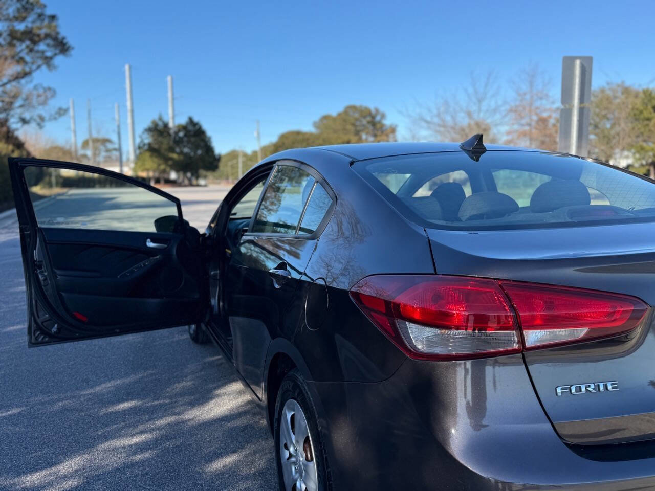 Used 2018 Kia Forte LX image 16