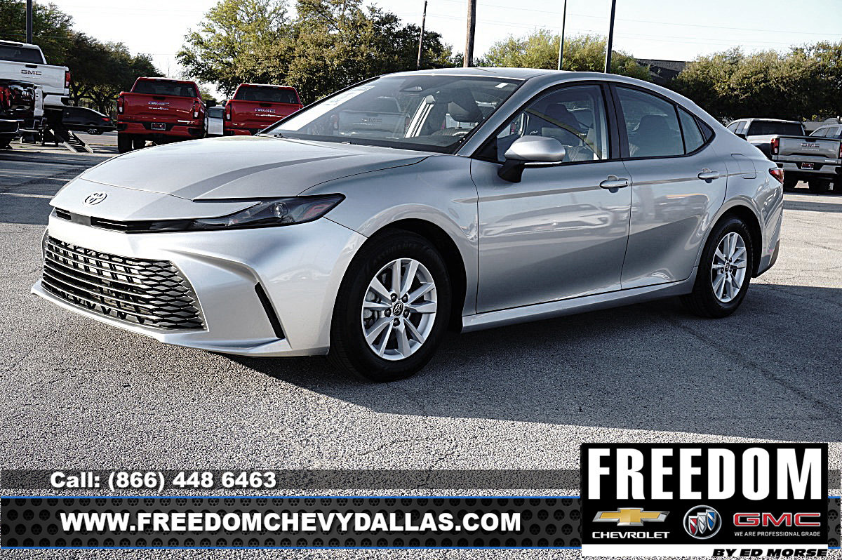 Used 2025 Toyota Camry LE image 3