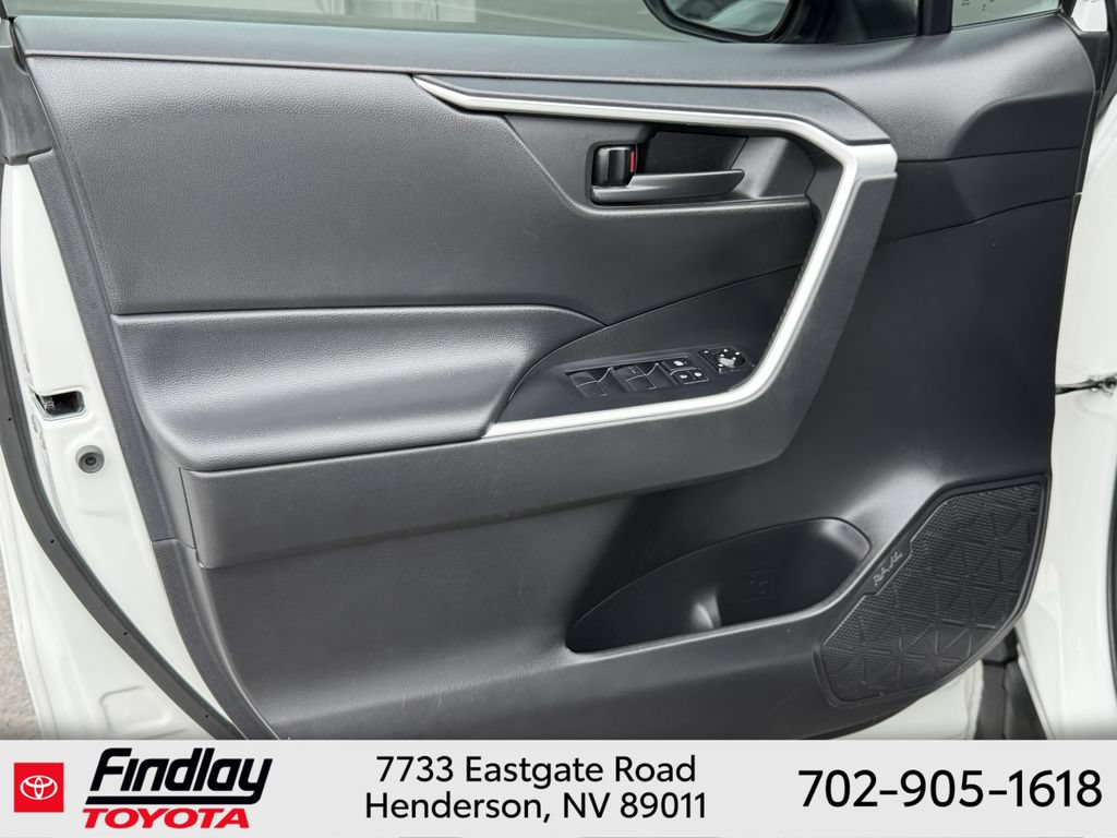 Used 2022 Toyota RAV4 LE FWD image 20