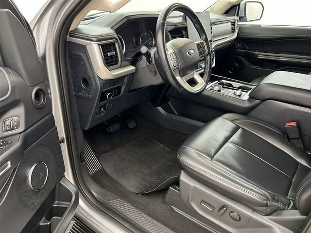 Used 2023 Ford Expedition XLT image 2