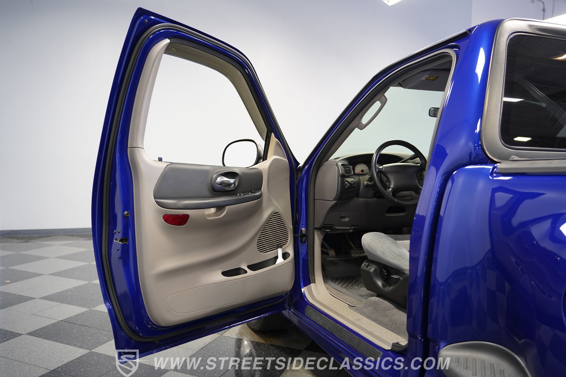 Used 2003 Ford F150 Lightning RWD image 37