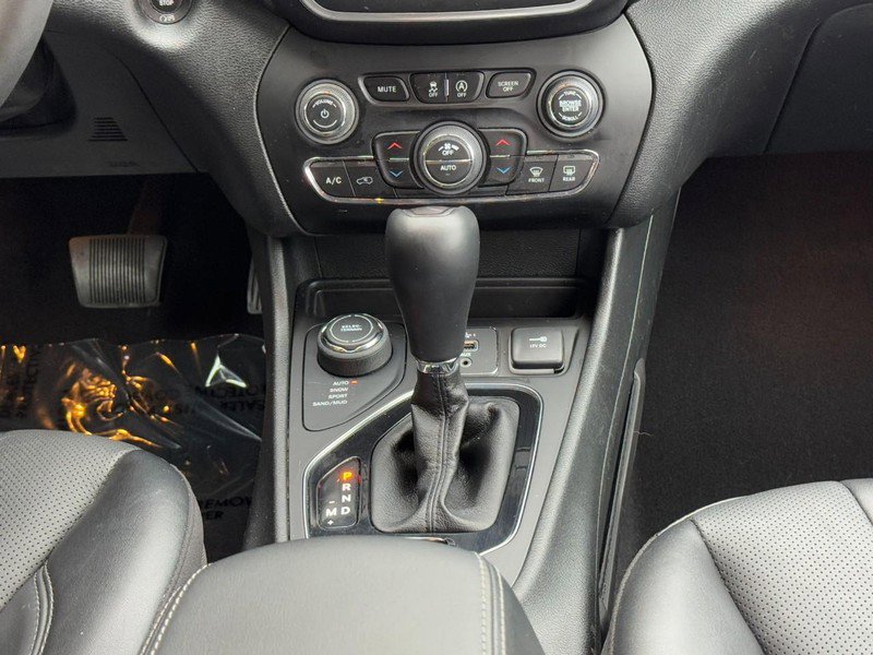 Used 2023 Jeep Cherokee Altitude Lux image 14