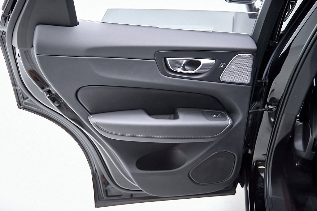 Certified 2023 Volvo XC60 B6 Ultimate w/ Protection Package Premier image 19