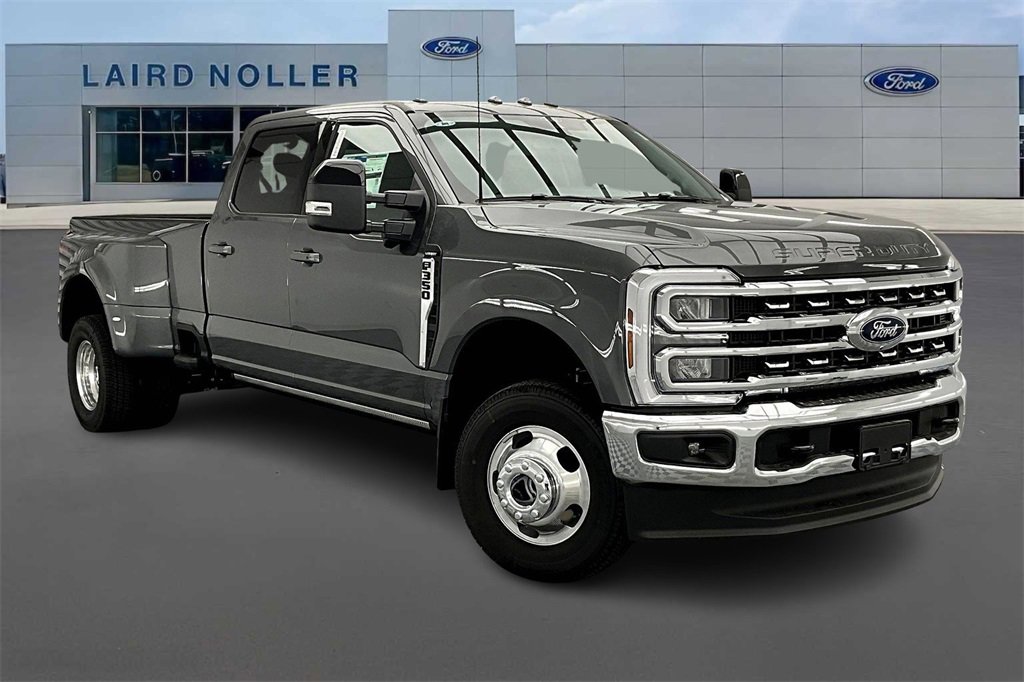 New 2026 Ford F350 4x4 Crew Cab DRW Super Duty image 2