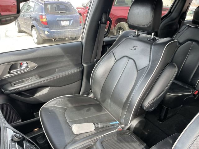 Used 2022 Chrysler Pacifica Limited w/ Uconnect Theater Family Group FWD image 26